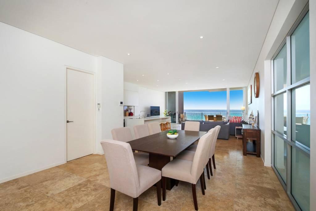 Apartmán Beach And Ocean Front Penthouse With Wifi And Parking Entrance Exteriér fotografie